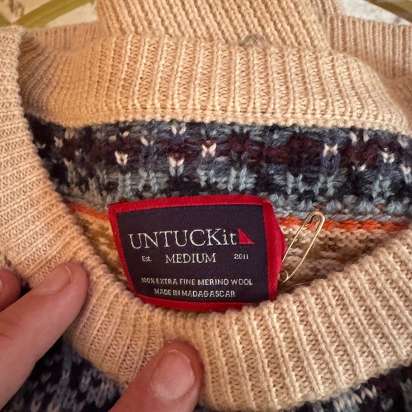 Sweater Untuckit - Picture 2 of 3